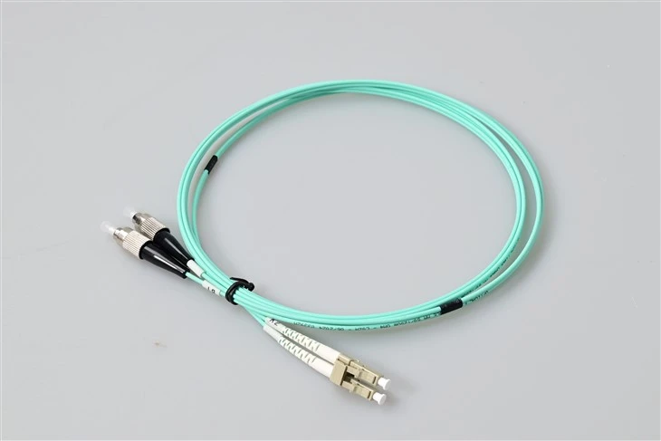 LC UPC zu FC UPC OM3 Multimode-Duplex-Patchkabel – G657A1 biegeunempfindlich, 10 mm min. Biegeradius: 2,0 mm LSZH