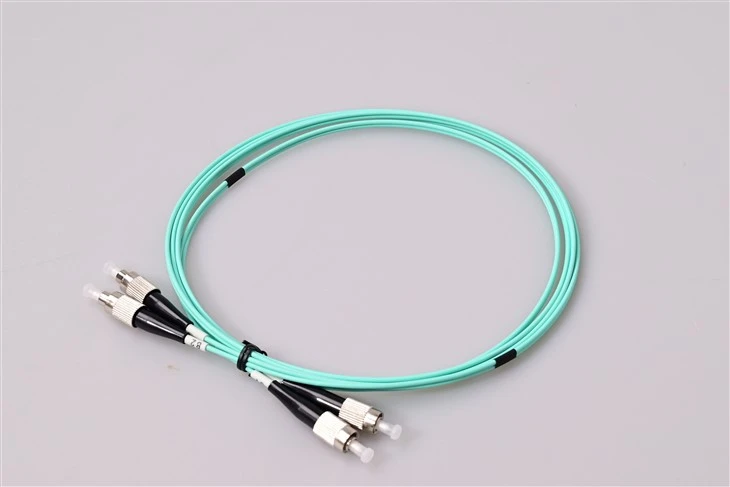 FC UPC zu FC UPC OM3 Multimode-Simplex-Patchkabel mit Metallgehäuse mit Gewinde