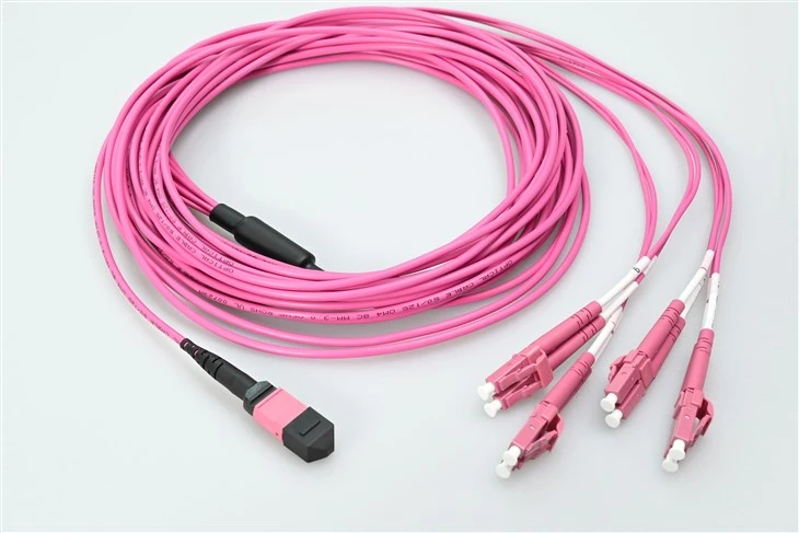 MTP-auf-LC-8-Faser-OM4-Plenum-Breakout-Kabel mit 0,35 dB verlustarmem MTP-Anschluss